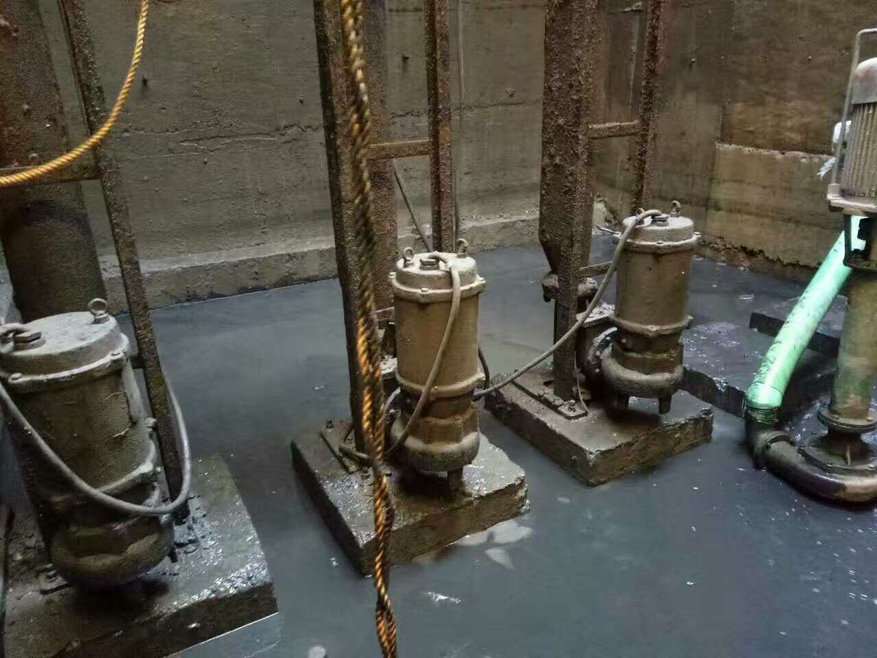 细水乡污水池清理